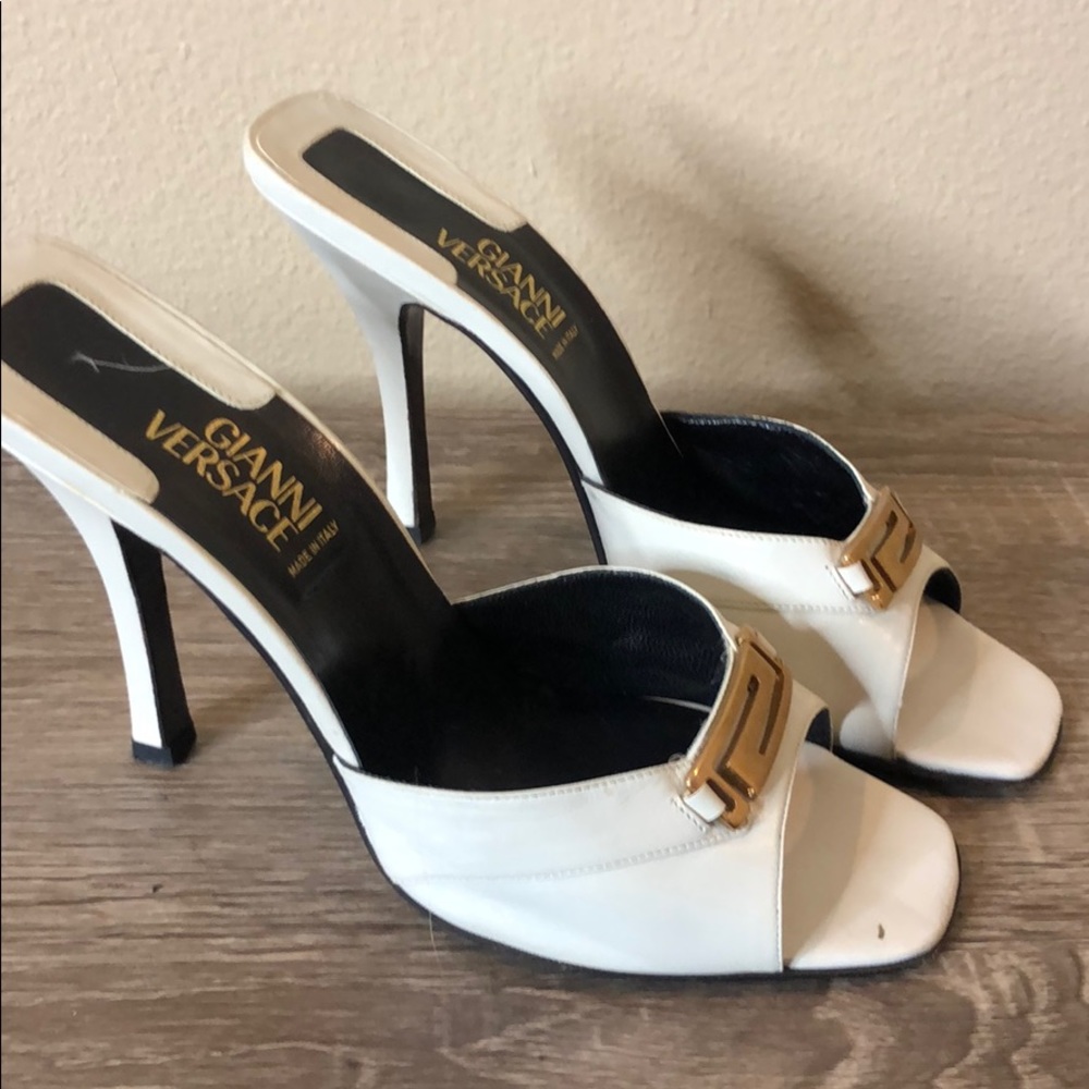 VERSACE white leather mule w gold metal design. 38